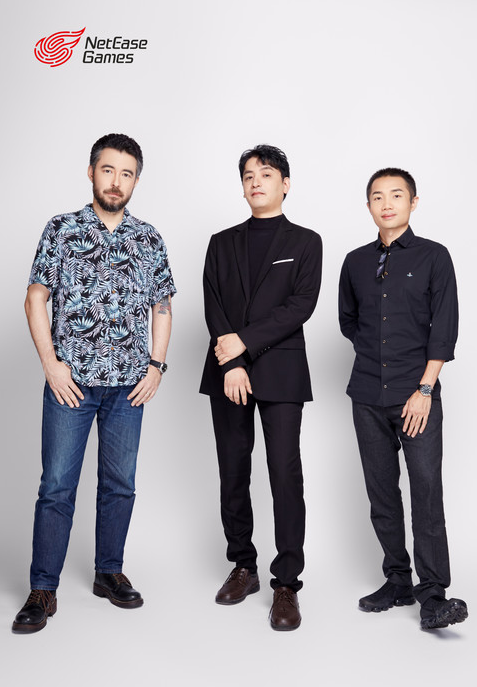 赤塚哲也（左二）、Gez Fry（左一）